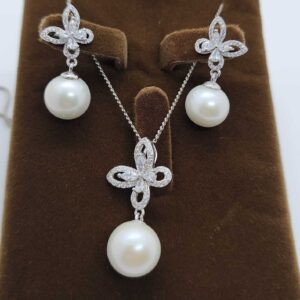 Set of freshwater pearl jewelry.